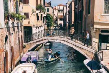 how to get around venice