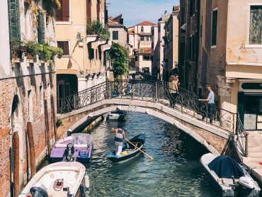 how to get around venice